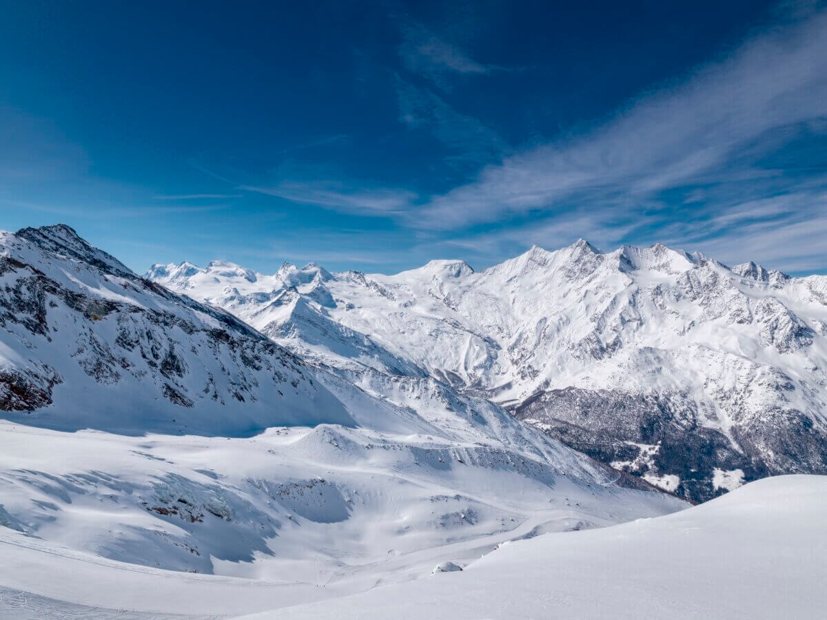 Saas-Fee met uitzicht op vierduizenders.