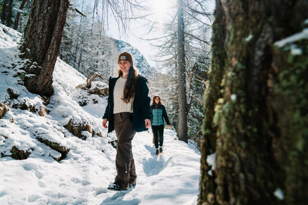Wandelen over de winterpaden in Saas-Fee