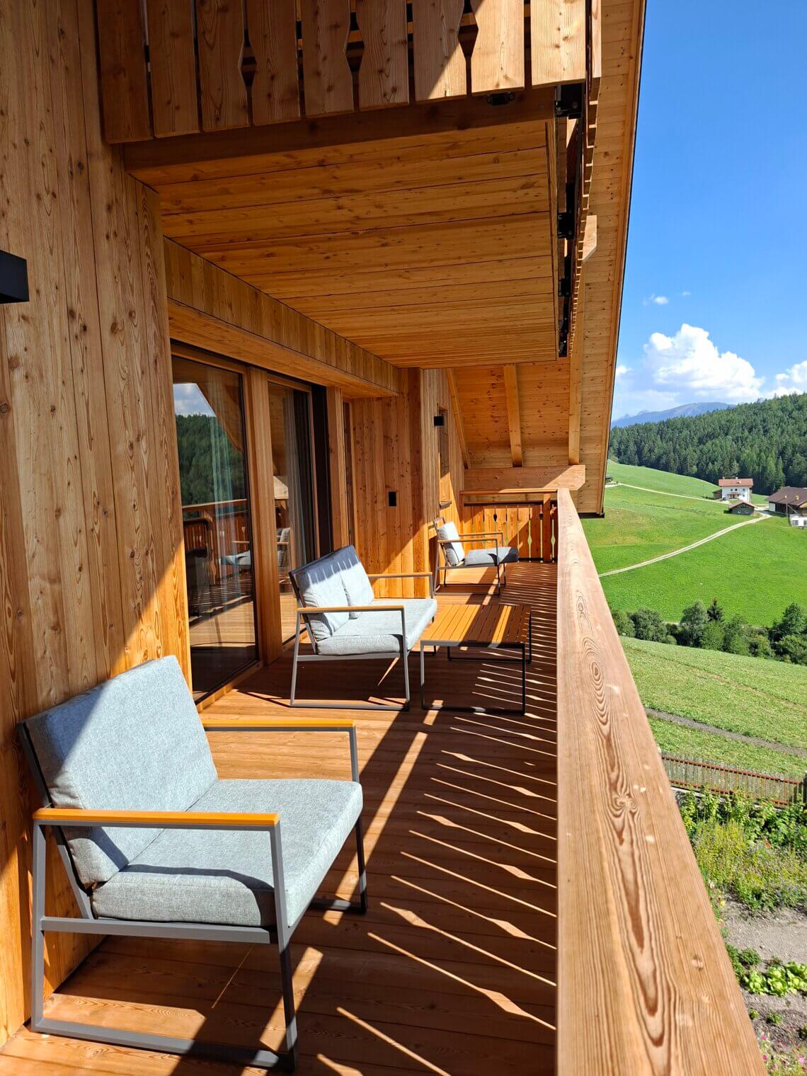 Het zonnige balkon dat grenst aan zowel een slaap- als woonkamer