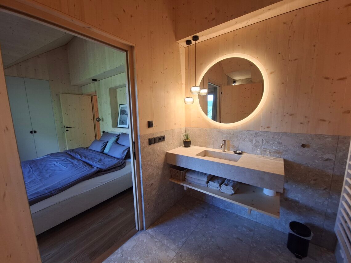 Appartement Morgenrot heeft twee slaapkamers met ieder een eigen badkamer en balkon.