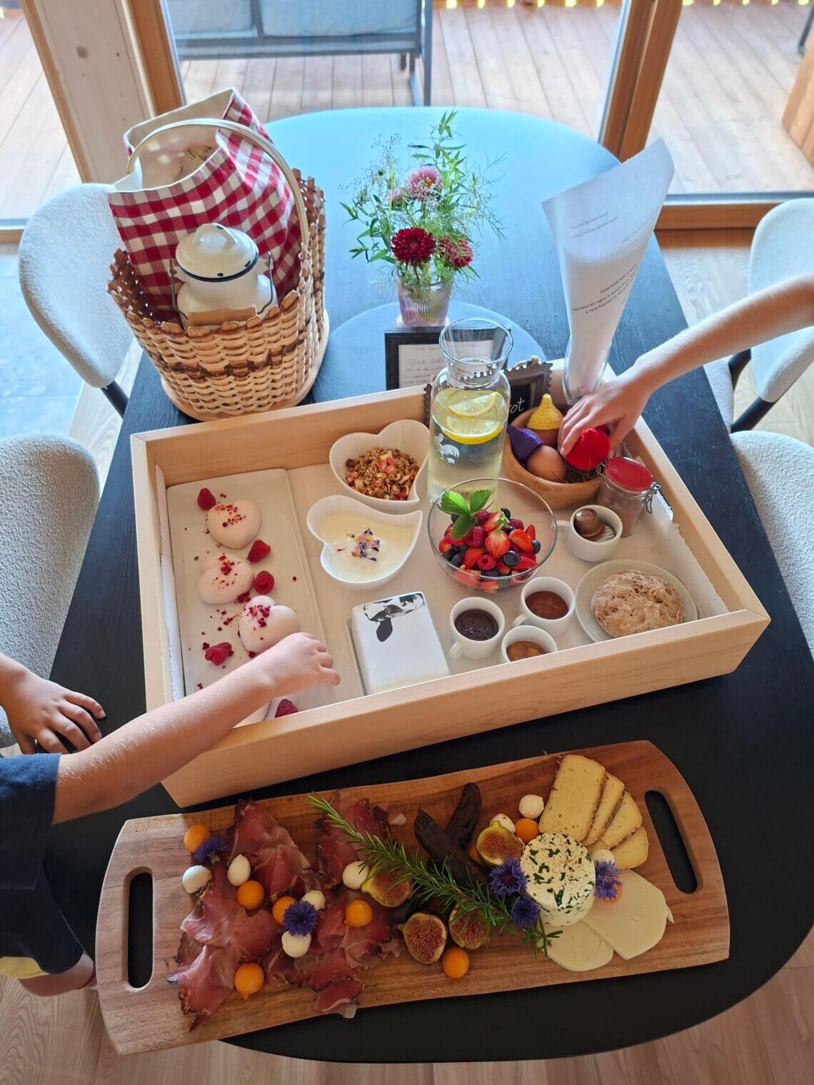 Je kunt een ontbijt bestellen en daarbij kiezen uit light gourmet of gourmet. Er zitten allerlei producten bij die gemaakt zijn van het erf.